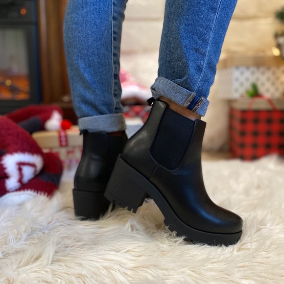 Women Faux Leather Chelsea Ankle boots - Picture 2 of 8